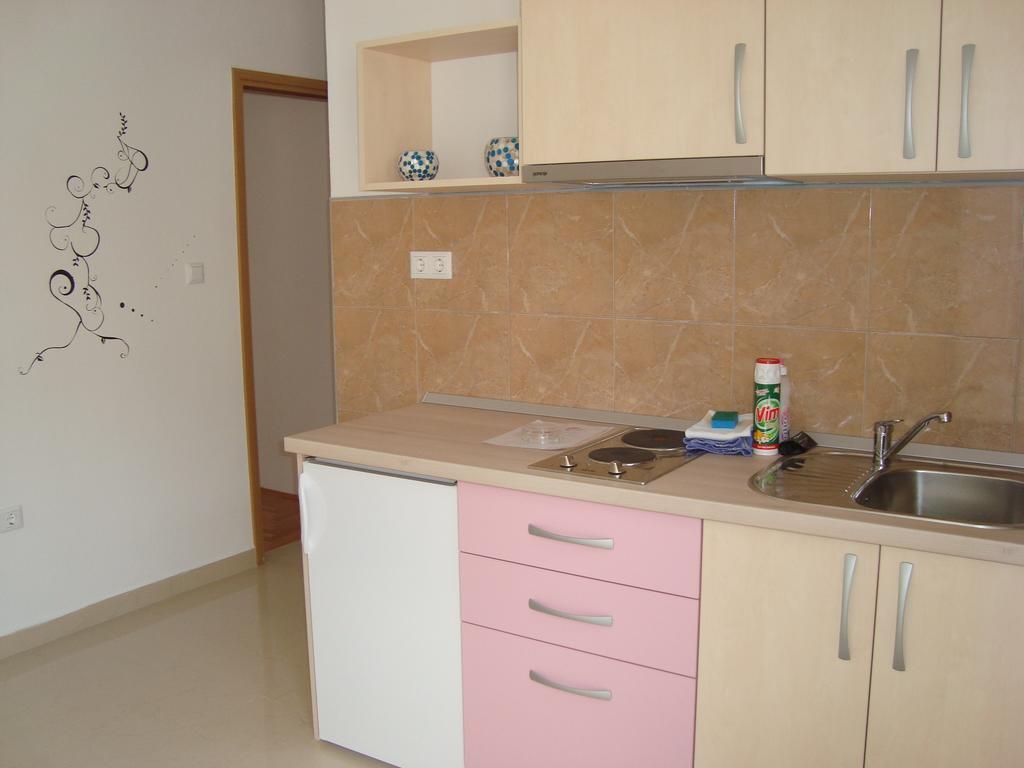 Apartments Kiro Milna  Kamer foto